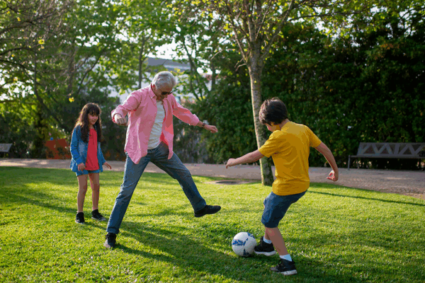Los abuelos, aliados clave del juego infantil